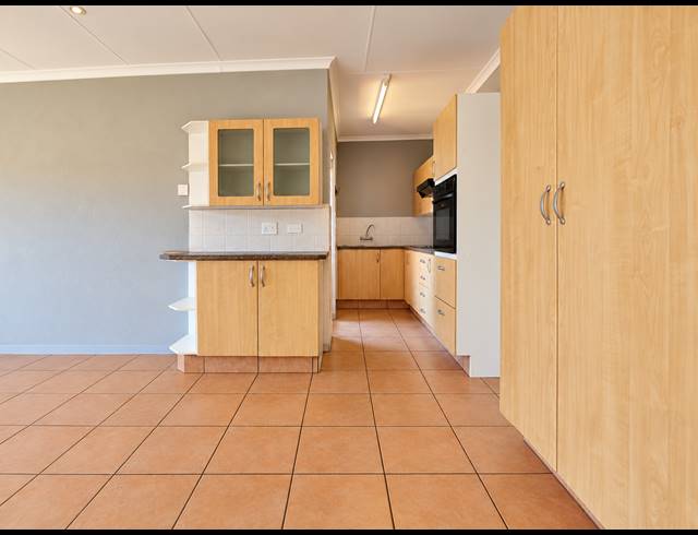 2 BEDROOM RETIREMENT UNIT FOR SALE IN THREE RIVERS EAST